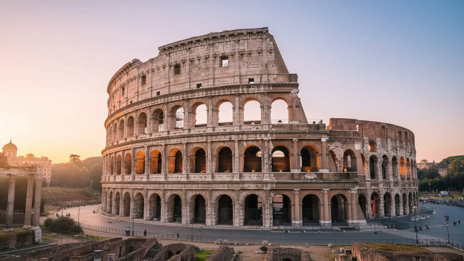 Il Colosseo di Roma nella luce radente del mattino