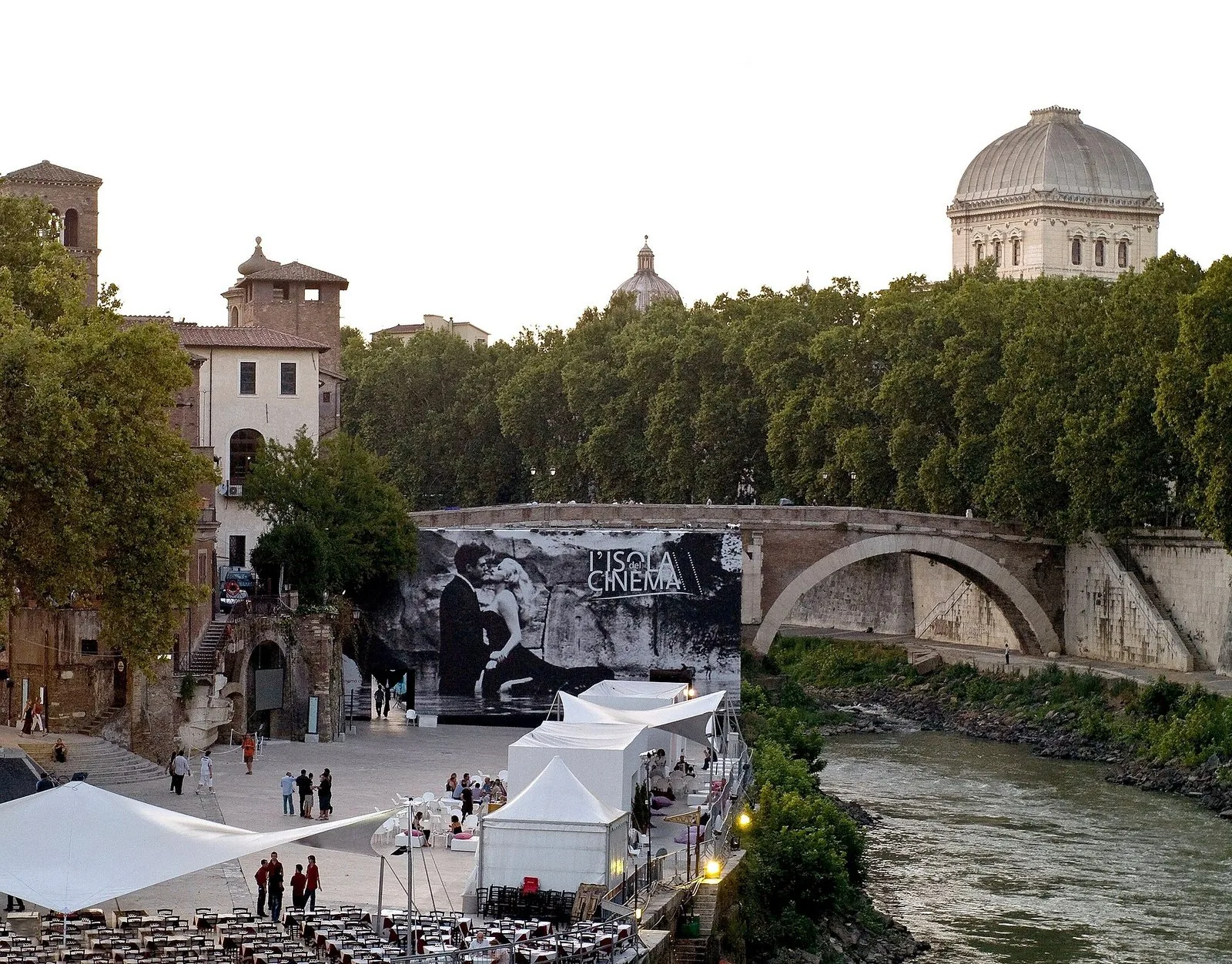 L'Isola Tiberina a Roma con uno schermo del cinema all'aperto estivo