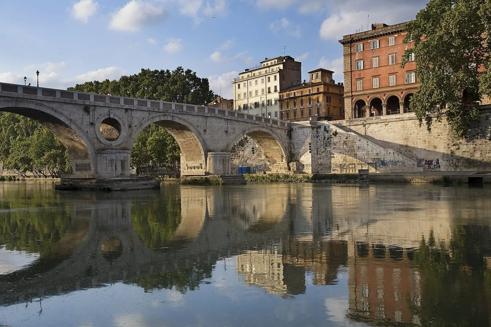 Ponte Sisto sul Tevere a Roma, riflesso nell'acqua
