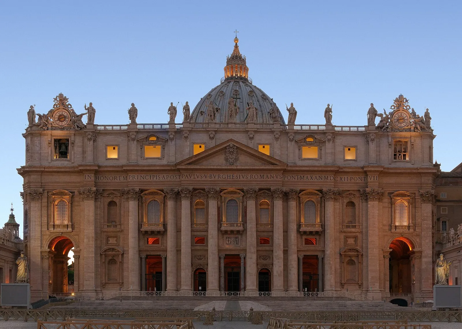 La facciata della Basilica di San Pietro illuminata all'ora blu