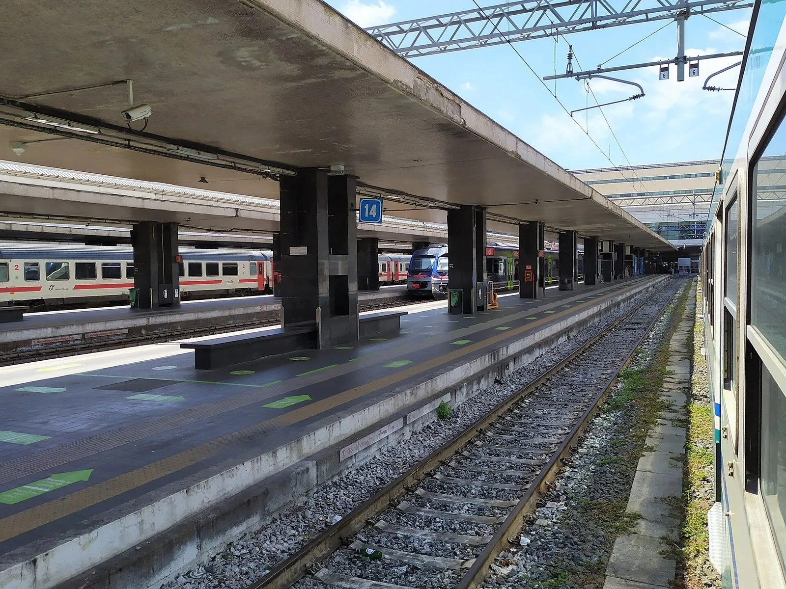 Un binario della stazione di Roma Termini con i treni in sosta