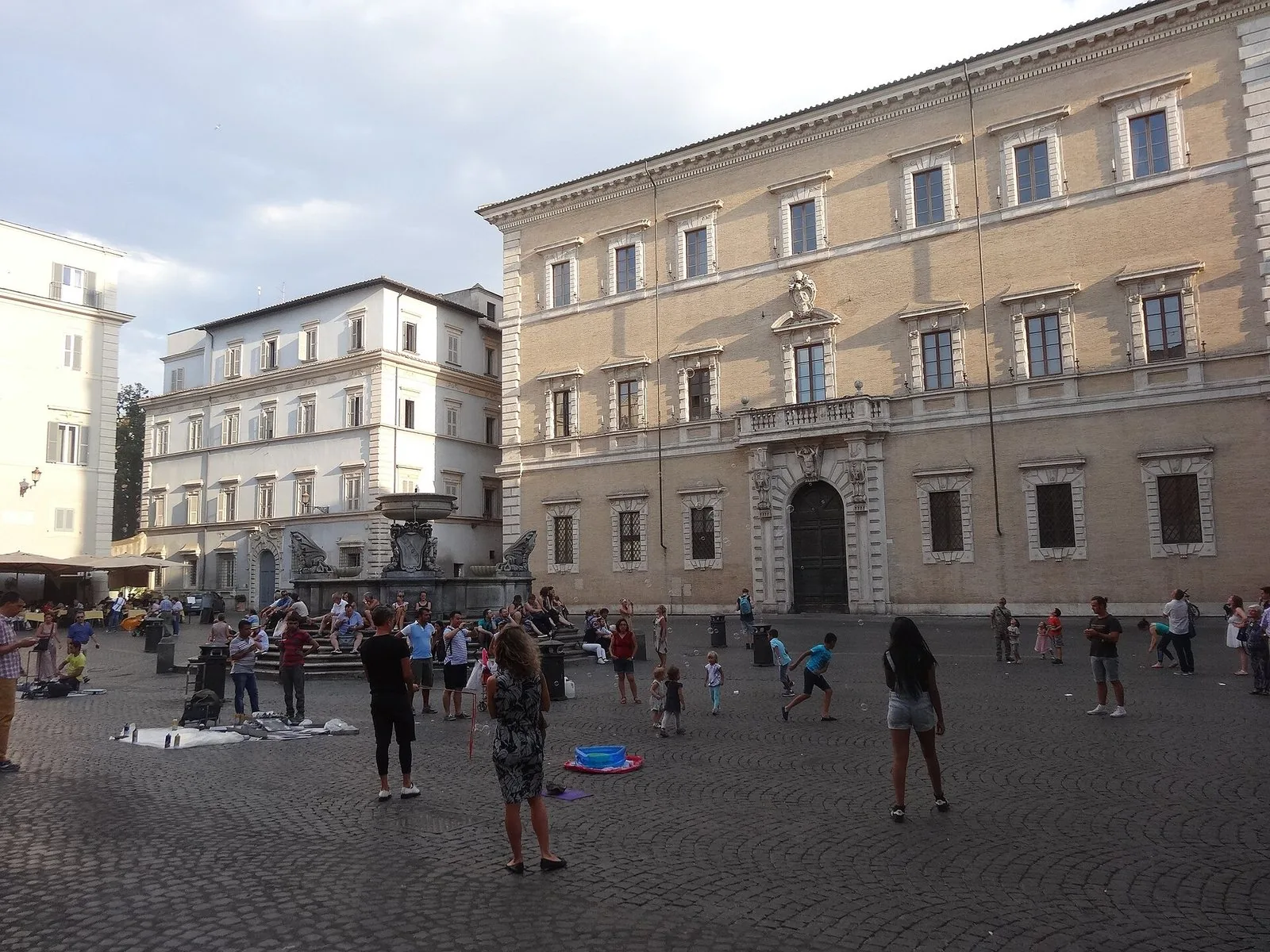 Piazza di Santa Maria in Trastevere con la basilica e la fontana