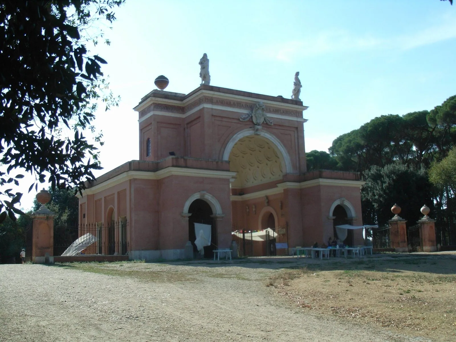 Un edificio storico all'interno del parco di Villa Doria Pamphilj a Roma